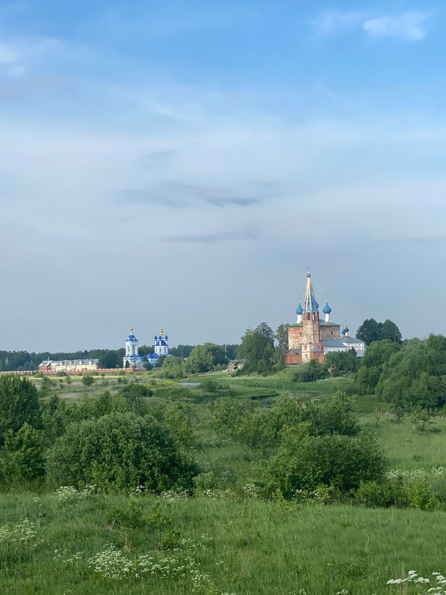 Деревня Ивановской области, 8 церковных сооружений: колокольни, церкви, монастыри