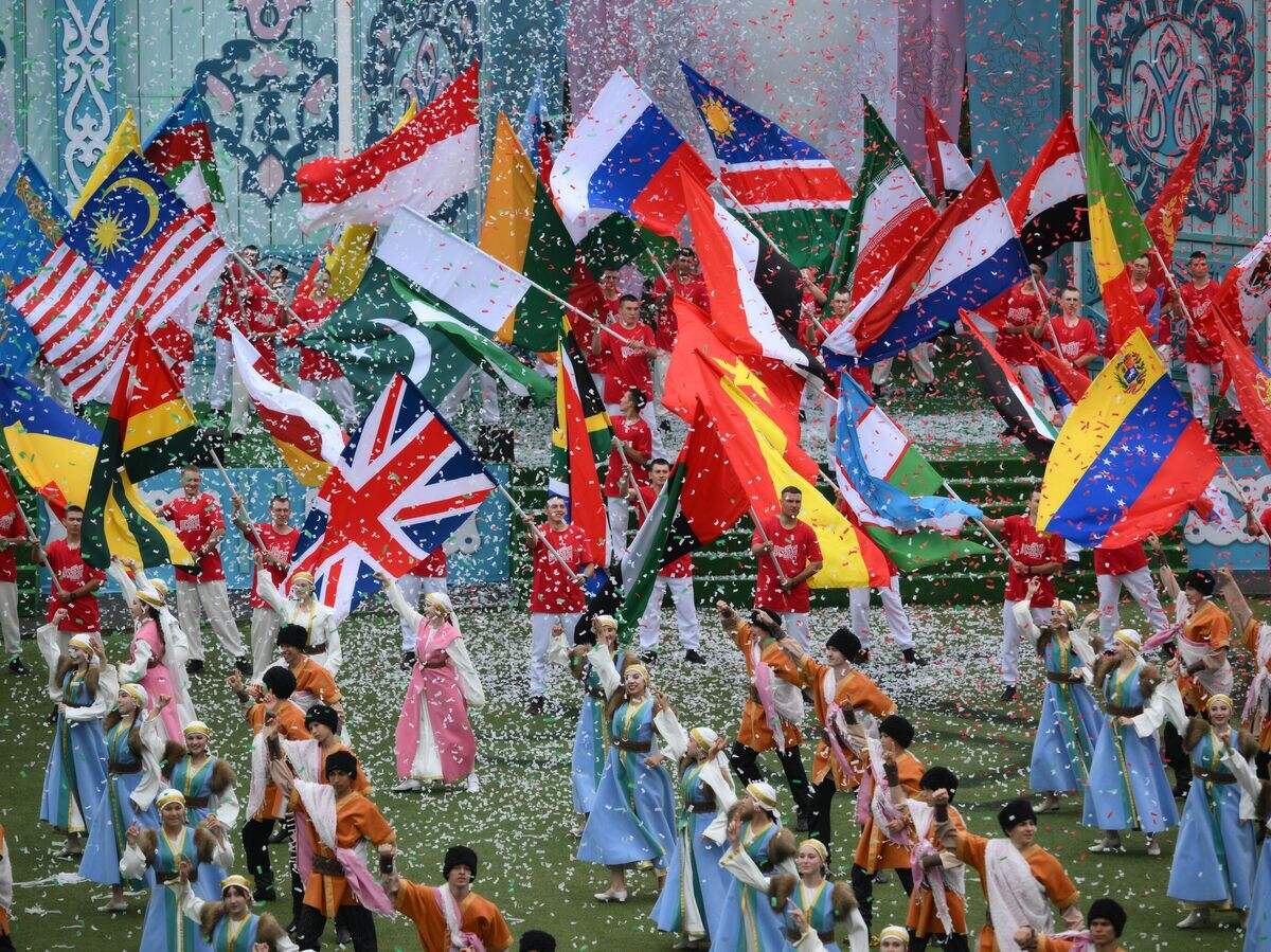    Церемония закрытия игр БРИКС в поселке Мирный Приволжского района Казани© РИА Новости / Александр Кряжев