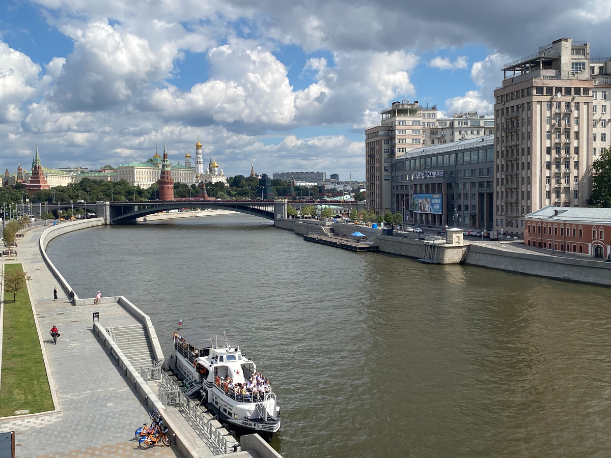 Вид на Кремль и Театр Эстрады с Патриаршего моста... Фото автора