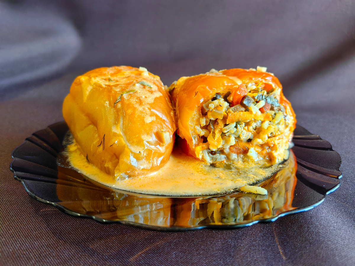 Перец, фаршированный грибами с рисом.
