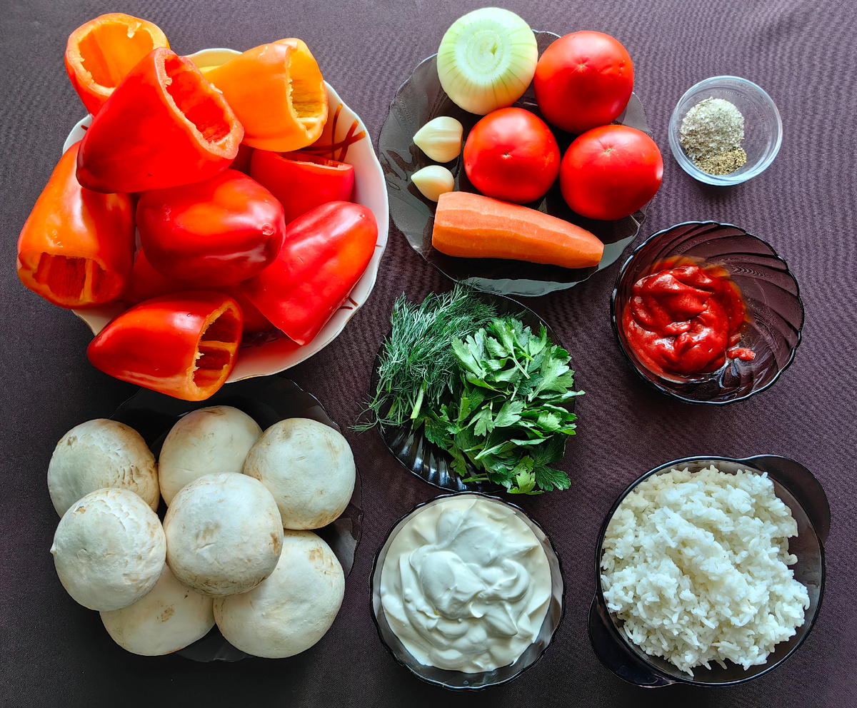 Продукты для приготовления фаршированного перца с грибами в томатно-сметанном соусе