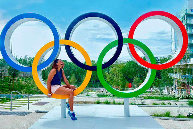    Лисвел Ева Мехиа у олимпийских колец в Париже. Соцсети