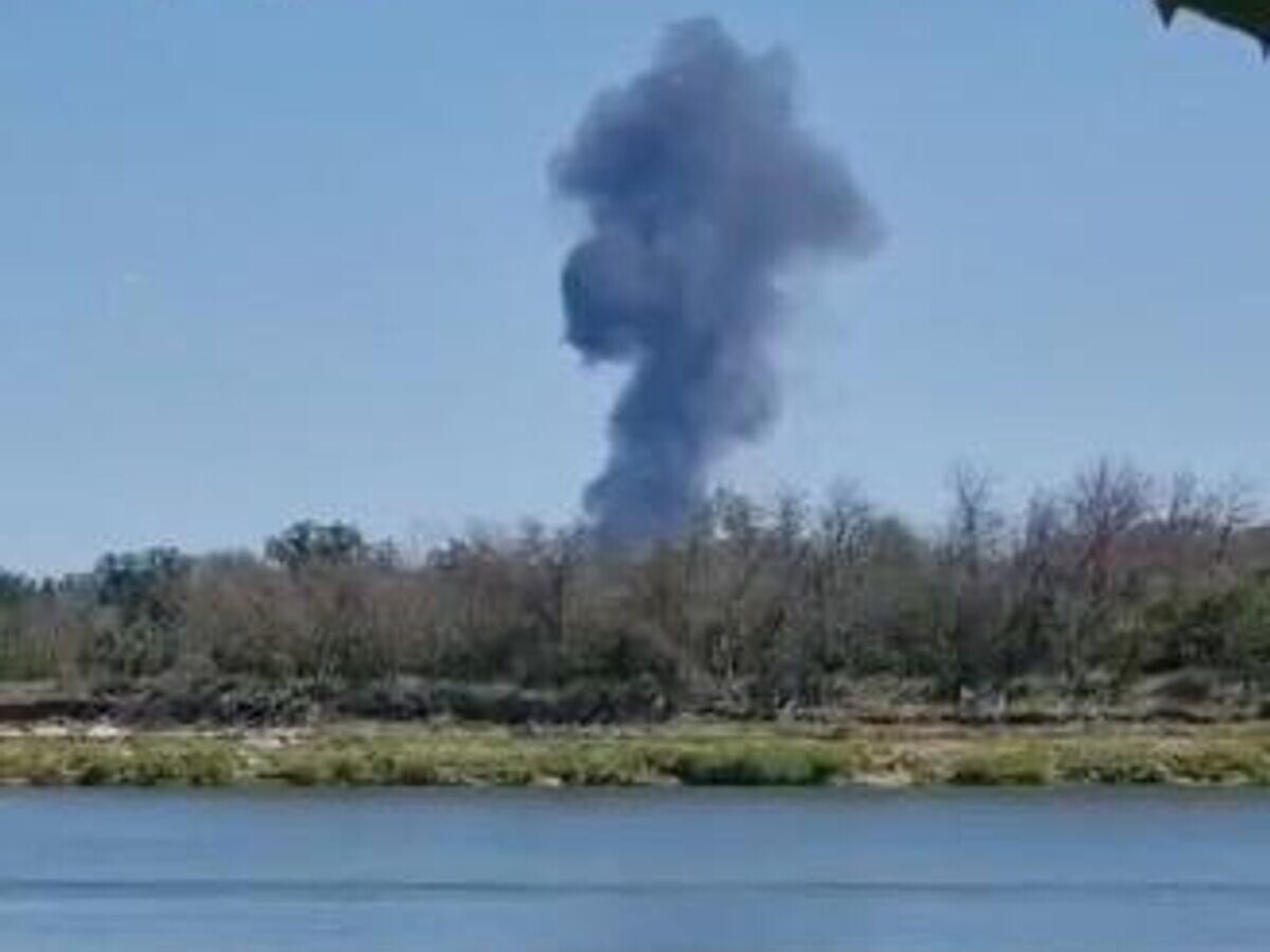    Дым над местом крушения истребителя Су-34 в Волгоградской области© Кадр видео из соцсетей