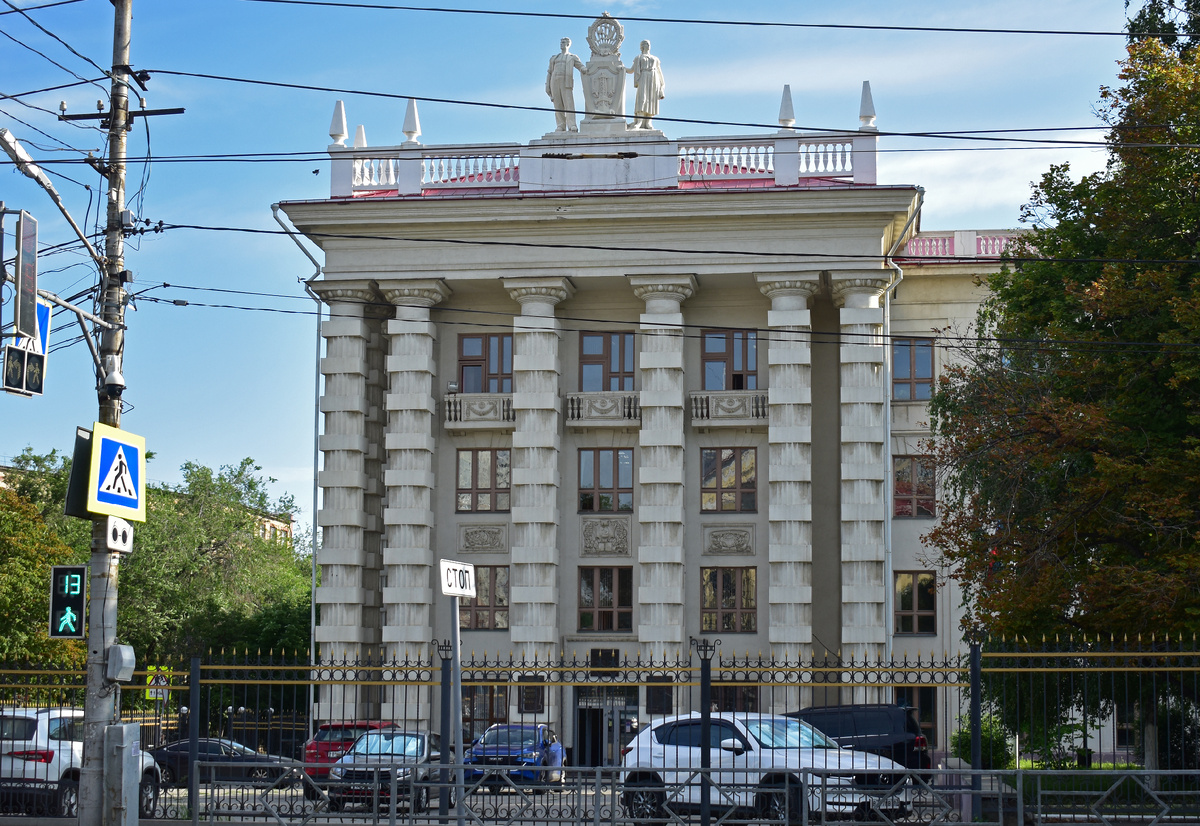 Советский неоклассицизм - довольно частый гость на улицах Самары