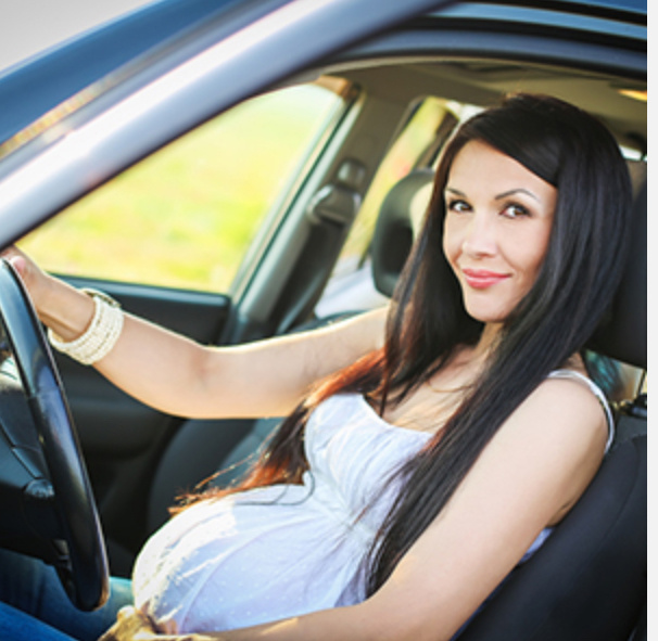 Современные машины комфортны, чтобы даже беременная женщина могла с удобством водить. При этом она и будущий малыш будут чувствовать себя комфортно и безопасно.

Вождение автомобиля беременной женщинойЕзда за рулем для беременных женщин имеет такие плюсы:

риск простудиться или подхватить другую инфекцию ниже, чем в общественном транспорте;
удобство передвижения;
постоянный доступ чистого воздуха, если регулярно ремонтировать и заправлять кондиционер авто;
возможность остановиться и передохнуть;
нет толкучки в отличие от общественного транспорта.
К минусам относится риск попасть в пробку и постоянное напряжение от вождения. Еще у некоторых беременных женщин есть следующие противопоказания к вождению:

постоянный токсикоз;
угроза выкидыша;
угроза преждевременных родов;
повышенное артериальное давление;
анемия;
повышенная эмоциональность.
Беременным женщинам-автолюбителям мы советуем следовать следующим рекомендациям:

При небольшом опыте вождения зимой воздержитесь от длительных поездок.
Если срок большой, помните, что утомление наступает быстро, поэтому будьте особенно внимательной за рулем.
Не превышайте 60 км/ч на городских дорогах и 90 км/ч на автомагистралях.
Нижний участок ремня безопасности пропустите под животом для удобства, купите в автомагазине специальную модель для беременных.
Не используйте ароматизаторы в салоне, чтобы снизить риск токсикоза.
Музыка в машине должна быть спокойной и приятной.
Водительское кресло регулируйте раз в неделю, оставляя зазор между рулем и животом в 15 см.
Регулярно проверяйте транспортное средство в сервисе.
Если поездка занимает больше часа, делайте 15-минутные остановки для отдыха и разминки.
Не пренебрегайте этими нехитрыми советами, и езда принесет только положительные эмоции.

Для проверки исправности узлов и агрегатов автомобиля приезжайте на СТО. Здесь занимаются разными работами, например, оперативным ремонтом робота Пежо или полной промывкой топливной системы дизельного двигателя.