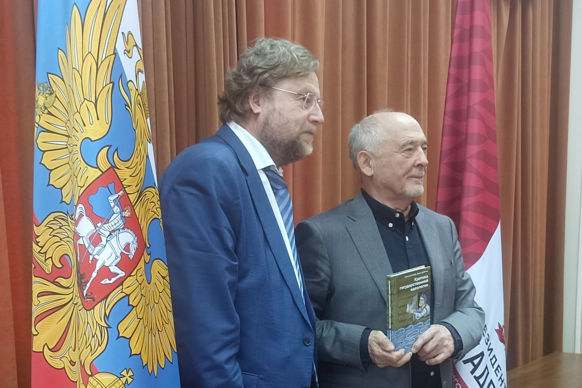 Вадим Дубичев и Анатолий Гайда готовят новую Конституцию.  Фото: ФедералПресс / Александр Калинин