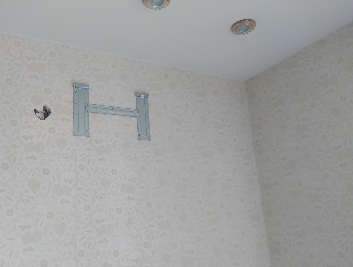 Монтажная пластина выставлена по уровню и привинчена