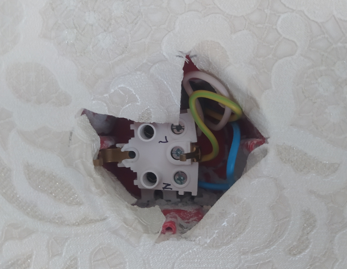 Помечаем с какой стороны подключать фазу, с какой - ноль