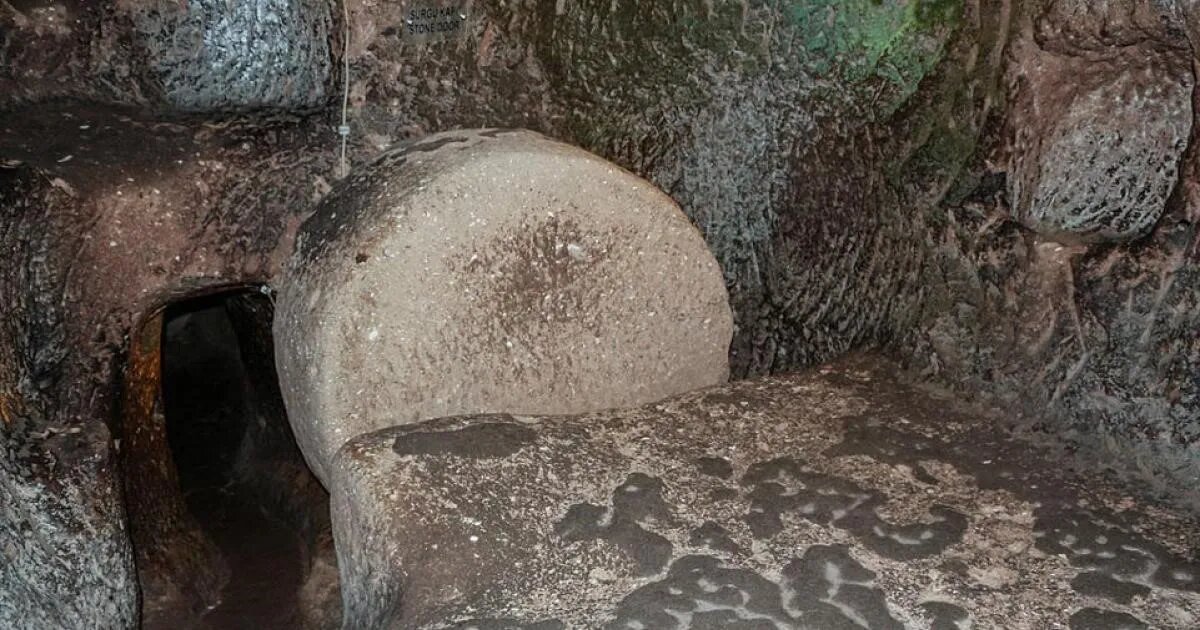 Каменная дверь у входа в подземный город Озконак, Турция. Источник: Бернар Ганьон/ CC BY-SA 3.0