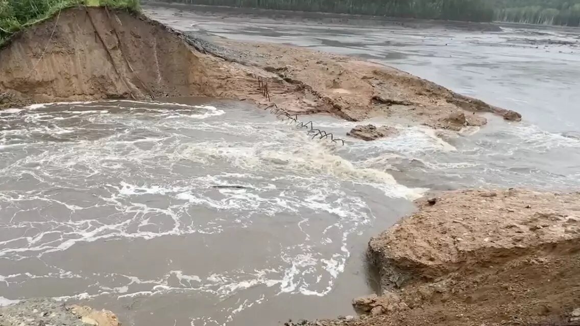 В Киолиме поток воды снес дом с людьми. Фото: Соцсети