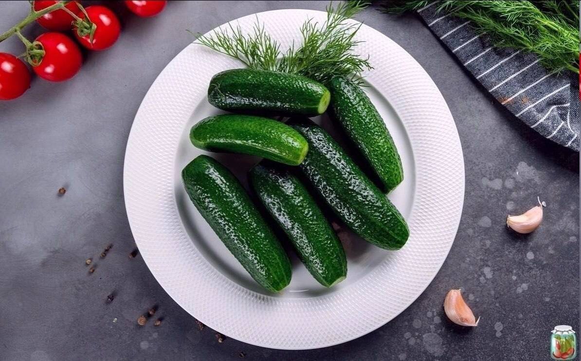 Малосольные огурцы в пакете тарелке 