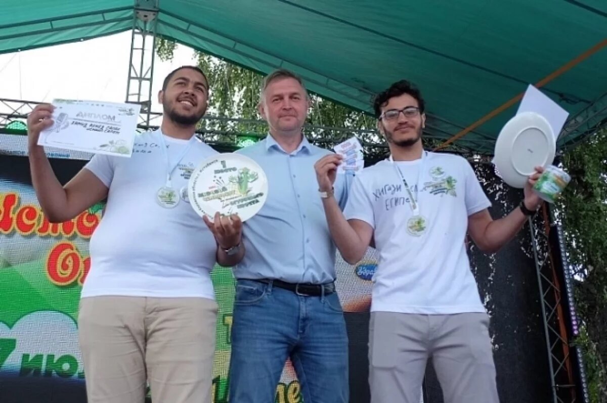    Победитель получил дизайнерскую коллекционную тарелку с символикой «Истобенского огурца»