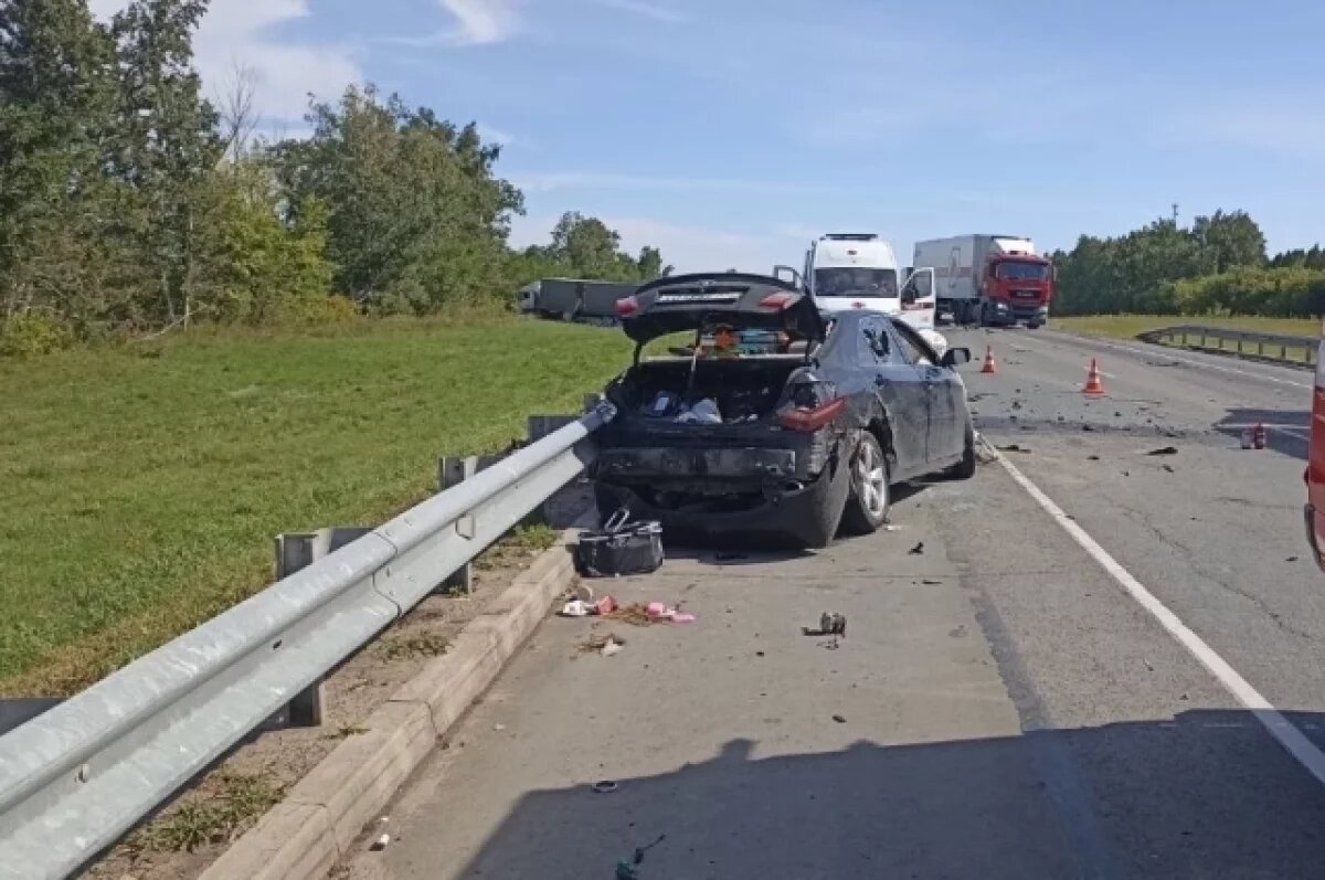    В Самарской области в жутком ДТП на трассе погибло двое, трое пострадали