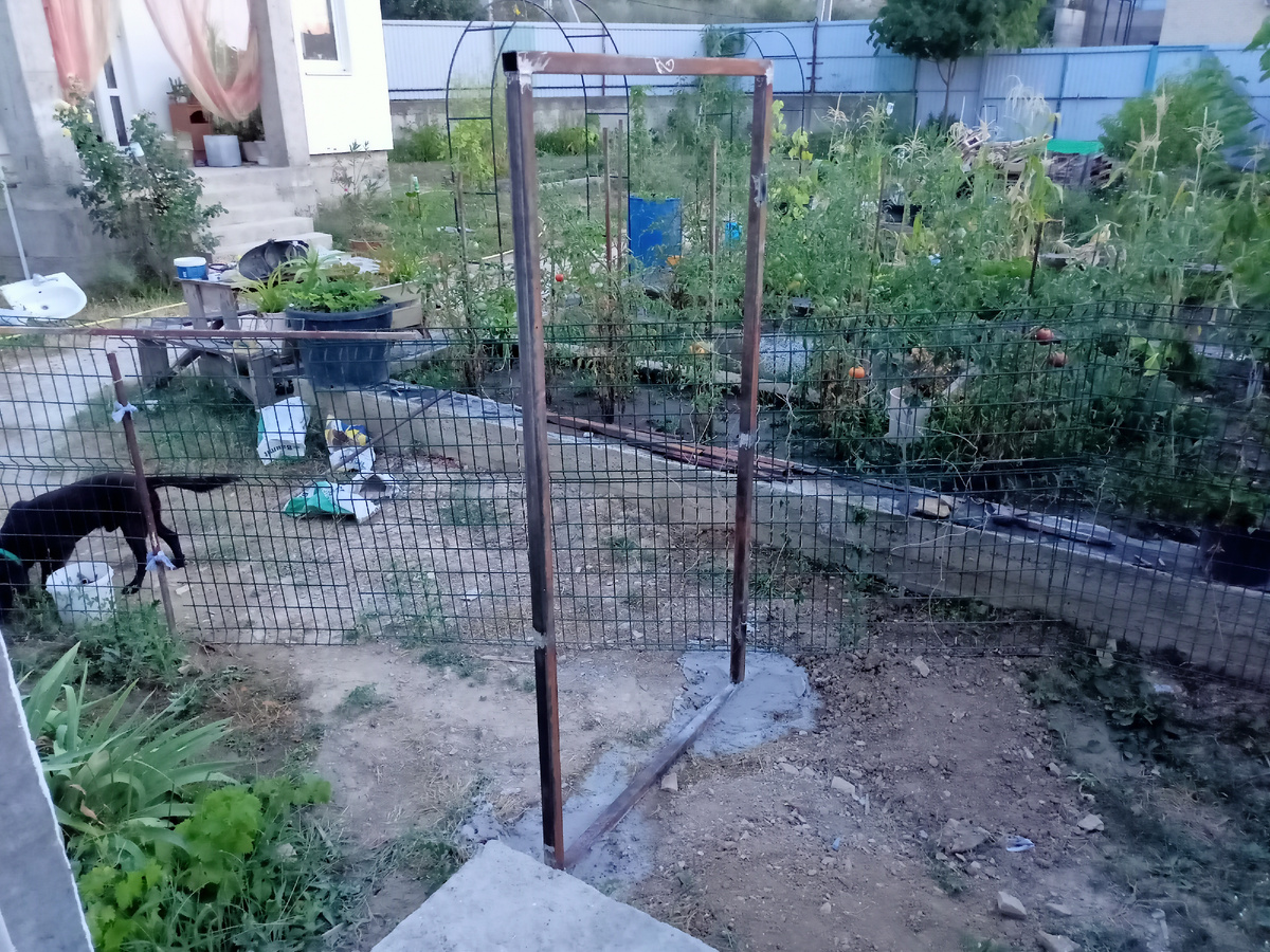 Это не вся калитка. Это та рама с петлями, на которую будет навешана калитка. Забетонировали ее. Как бетон схватится, так приварим к ней забор и навесим полотно калитки.