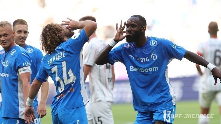    Лука Гагнидзе и Муми Нгамале празднуют гол в ворота «Локомотива».Александр Федоров
