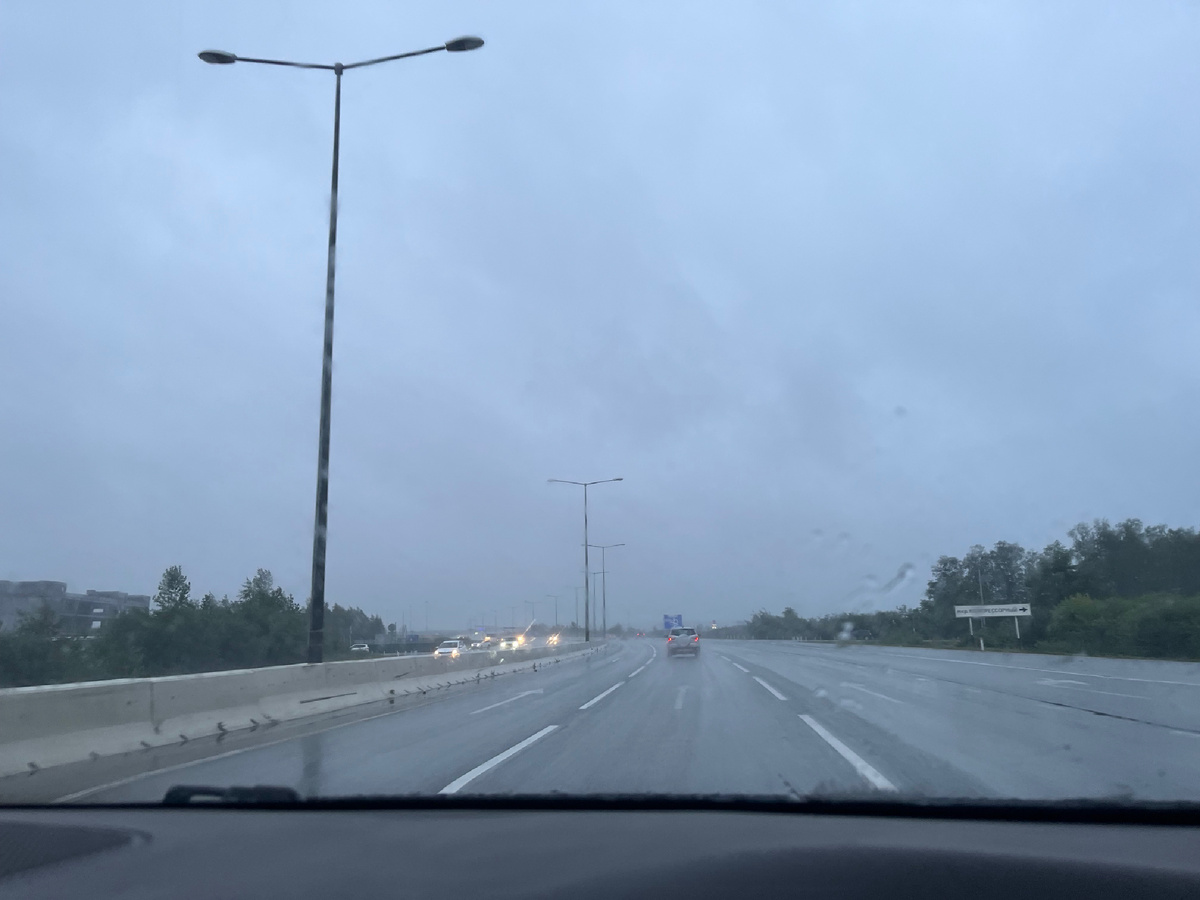 Фото автора . Дождь второй день не прекращается , но рабочие моменты никто не отменял …