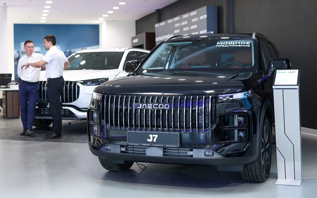 

Как отметила управляющий директор компании Frank Auto Ирина Франк, при повышении ставки граждане могут отложить покупку автомобиля из-за возросших финансовых обязательств.

«Кроме того, банки могут ужесточить требования к заемщикам, что приведет к снижению числа одобренных кредитов», — добавила эксперт.

▫️Франк считает, что при падении продаж автомобилей в связи со снижением доступности автокредитования, некоторые потенциальные покупатели начнут рассматривать более дешевые автомобили или использовать другие способы финансирования, такие как лизинг.

▫️В Объединенном кредитном бюро полагают, что рост ключевой ставки окажет не очень значительное влияние на размер платежа и в целом на рынок автокредитования. Там отмечают, что на сегодняшний день средняя ставка по автокредиту и так «достаточно высокая» — 19,05-19,66%. Они подорожают соразмерно повышению ключевой ставки.

«Другое дело, что с 1 июля Банк России ввел макропруденциальные лимиты на автокредиты, что в значительно большей мере влияет на доступность кредитования в этом сегменте», — рассказал гендиректор ОКБ Михаил Алексин.

▫️Автоэксперт Максим Минеев заявил, что более высокая ставка по автокредитам снижает привлекательность автомобиля как инвестиционного инструмента. Дело в том, что, по его мнению, сейчас очень часто в России рассматривают покупку машины с точки зрения вложения денег, как, например, в недвижимость. И чем выше ставка, тем сильнее вероятность отказа от покупки автомобиля, пояснил эксперт.

«Сейчас ставка по вкладу в банке может быть выше, чем потенциальная разница в последующей продаже автомобиля, купленного в кредит. Поэтому точно сократится процент тех людей, кто решил сохранить свои средства, вкладывая в машины», — добавил эксперт.