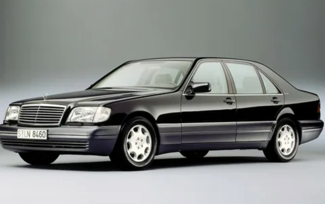 Mercedes-Benz W140 S-класс. Культовый автомобиль в свое время. Любители такой модели есть и сейчас.
