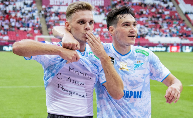 Максим Глушенков успевает и забивать, и радовать свою маму. Фото: ФК "Зенит"