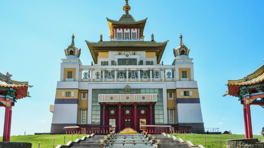 Золотая обитель Будды Шакьямуни (Элиста, Калмыкия, Россия)- крупнейший буддистский храм Европы.