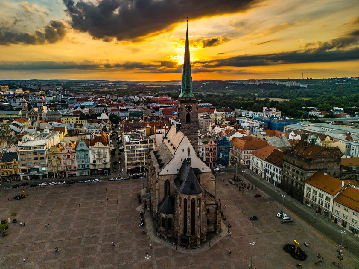 автор фото: Давид Страдал, размещены в группе нашего города Пльзень. Это центральная площадь, между прочим, наш собор выше, чем пражский