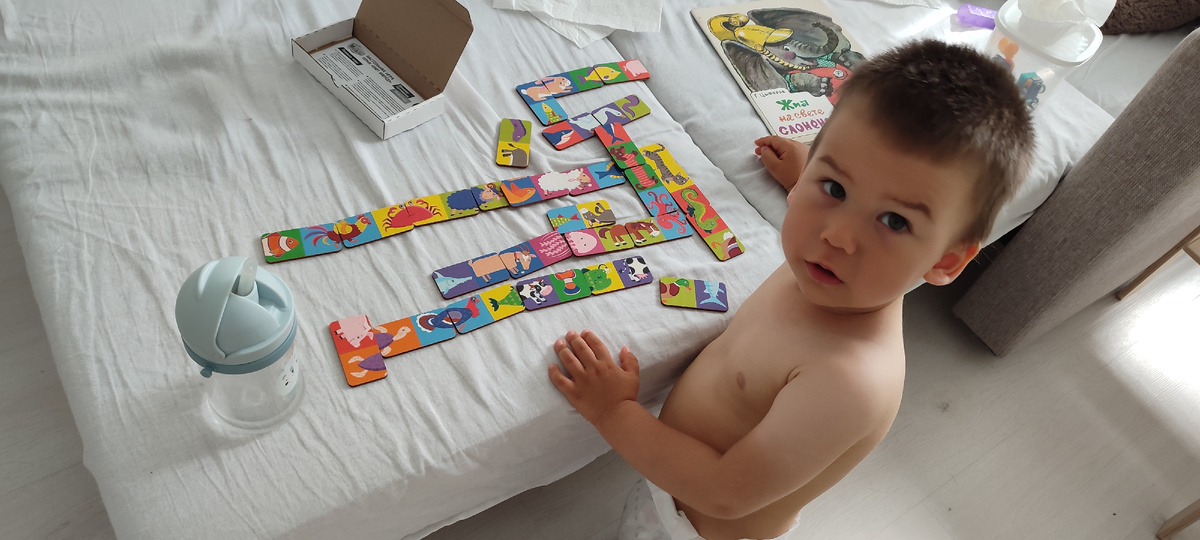 Немного поиграли в домино, но больше я его собирала, чем Никита.