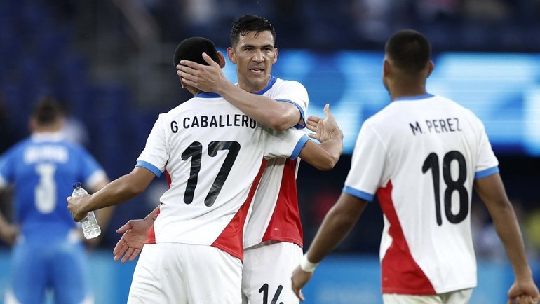    Фабиан Бальбуэна (в центре) празднует гол в ворота сборной Израиля. Reuters