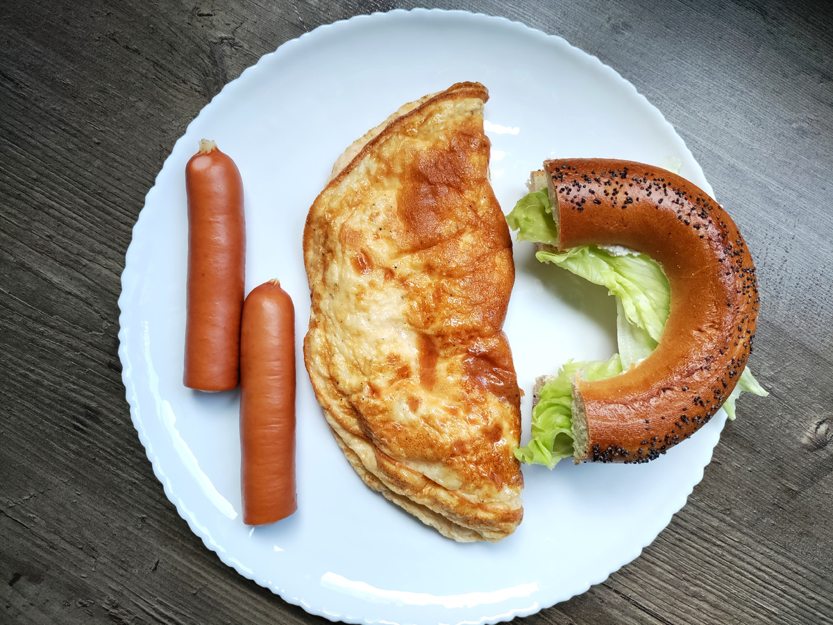 Омлет с сыром, венская сосиска, бублик с творожным сыром и салатом Айсберг. Каждому по порции. Фото автора