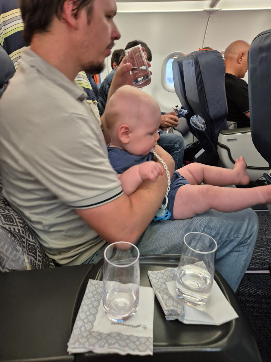 Пьём водичку, Коля уже заприметил бокалы на салфетках. На этом подлокотнике лежали ноги поддатого пассажира сзади