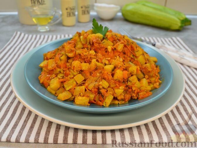 кабачки, морковь, лук репчатый, чеснок, томат-паста, зелень укропа, соль, сахар, перец чёрный молотый, масло растительное