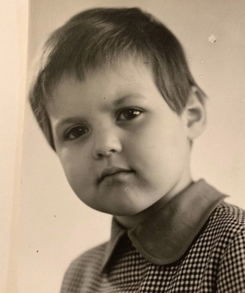 О том, сколько лет Юлии Меньшовой, кто был ее первой любовью и сколько у нее детей — читай далее. Сегодня одна из самых популярных российских актрис и телеведущих празднует свой юбилей — 55-летие.-3