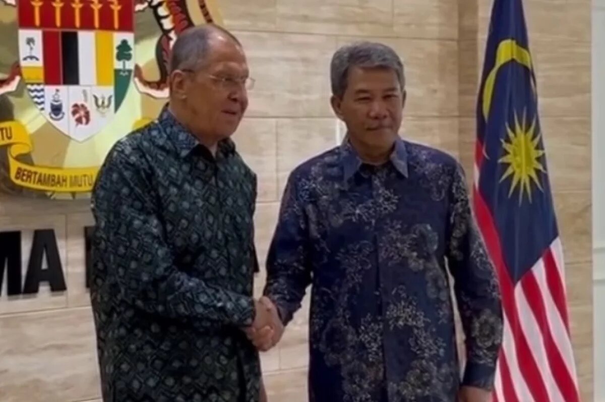    Лавров выбрал рубашку батик с узорами для встречи с главой МИД Малайзии