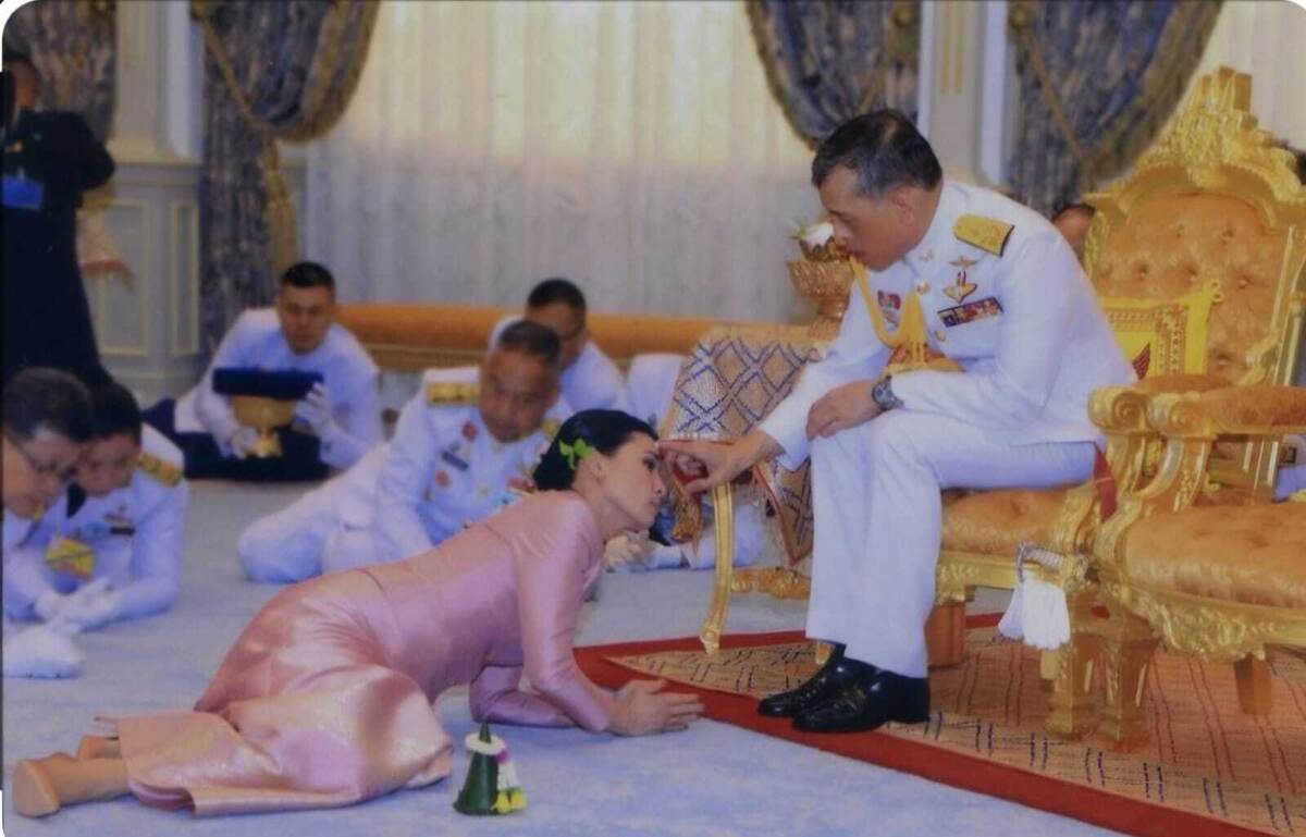 Королева Таиланда Сутхида на церемонии бракосочетания.  Фото BBC. 