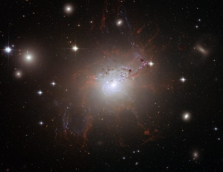      NGC 1275 в скоплении Персея (Изображение: НАСА, ЕКА).