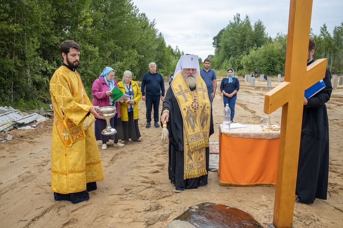    Митрополит Павел освятил закладной камень в основание нового храма в Югре