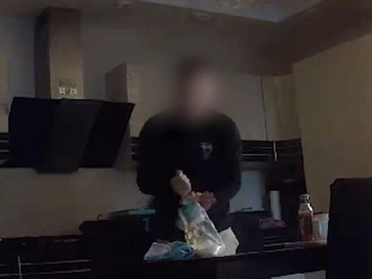    Артем Миссюра подмешивает яд в продукты. Кадр видео© СУ СКР по Московской области