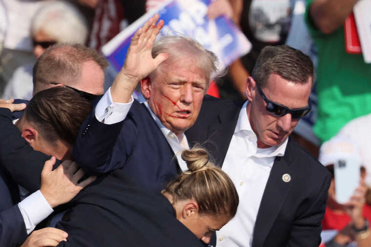 "Сражайтесь!". Трамп в первые секунды после покушения на его жизнь.