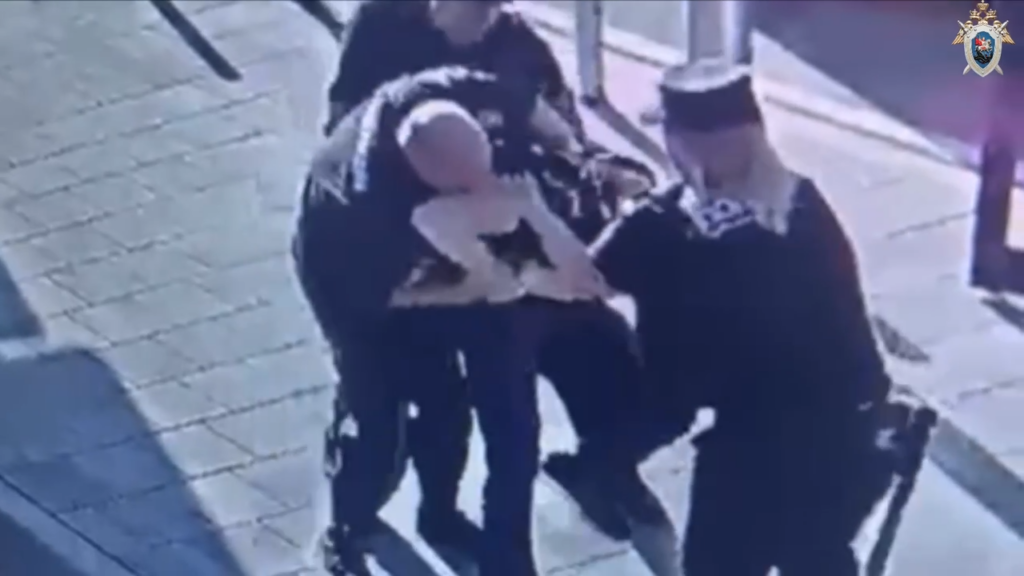 А это копы вяжут сынка Мусы. 