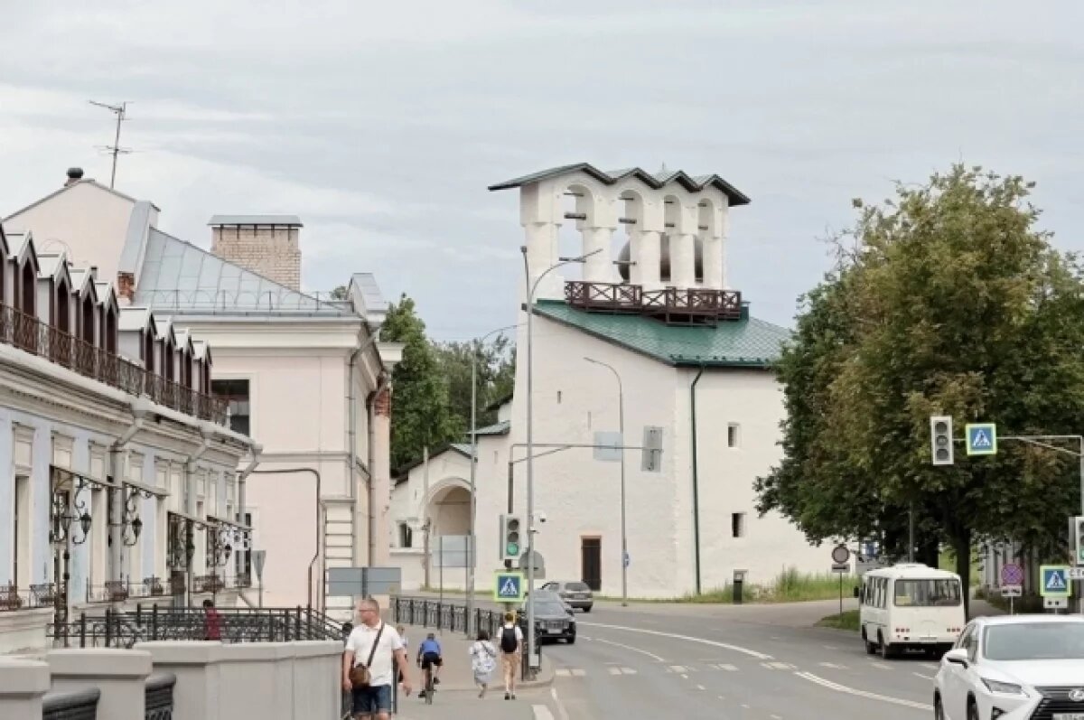    Церковь Космы и Дамиана с Примостья относится к числу таких памятников, которые в историческом ансамбле Пскова играют не просто заметную, а значимую роль
