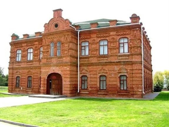 Здание картинной галереи из красного кирпича, построенное в 1881 году. Источник: Евгений Кочетков / Яндекс Карты