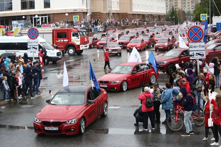 День города начался на площади у Технопарка. Отсюда стартовал парад красных машин - визитная карточка дня рождения города. Его торжественно открыл мэр Максим Афанасьев. Фото: Денис Моргунов © URA.RU