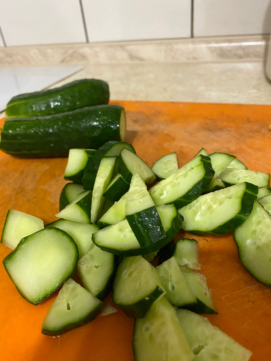 Режем огурцы на дольки