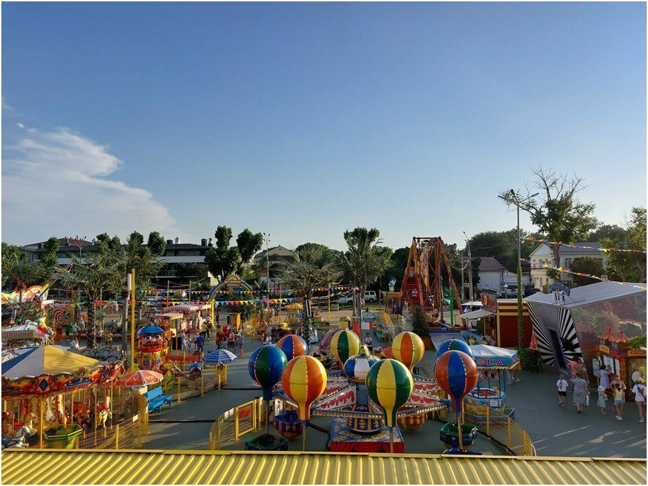 Больше всего детям нравится «Свадебная карусель». На ней малыши могут оседлать лошадей и прокатиться на них по кругу. Фото: Александр М. / Яндекс Карты