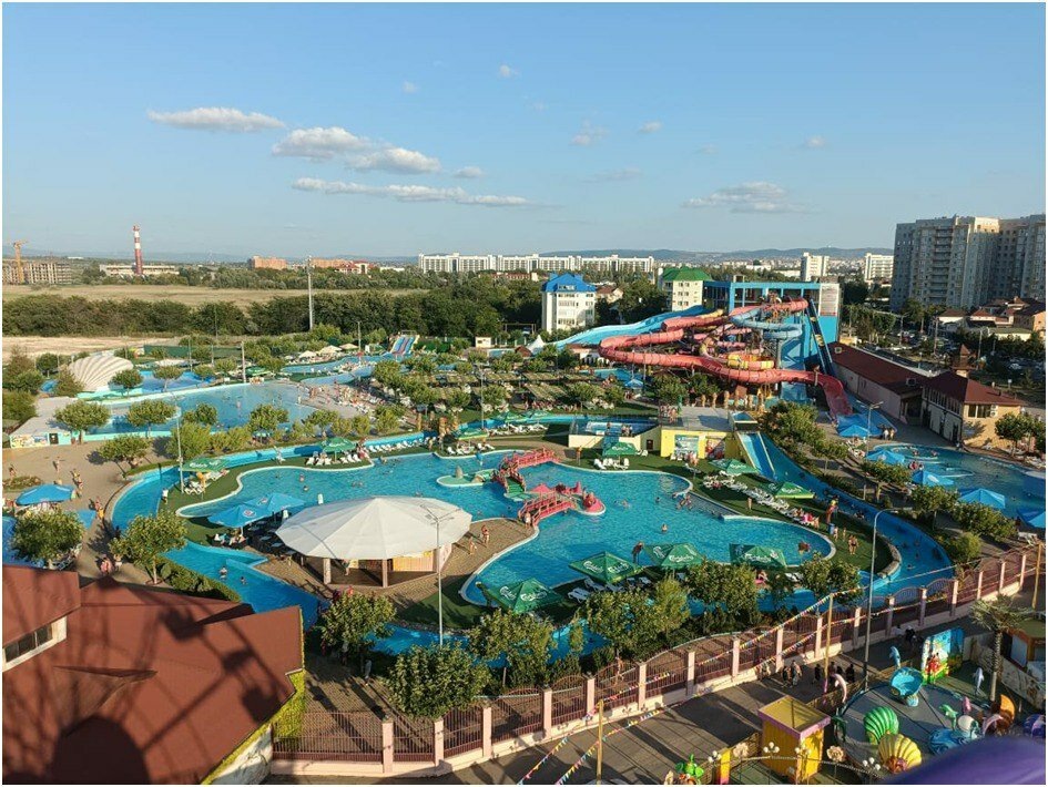 В аквапарке можно поплавать в стилизованном под озеро бассейне или «Ленивой реке» с течением. Фото: Алексей Таранов / Яндекс Карты