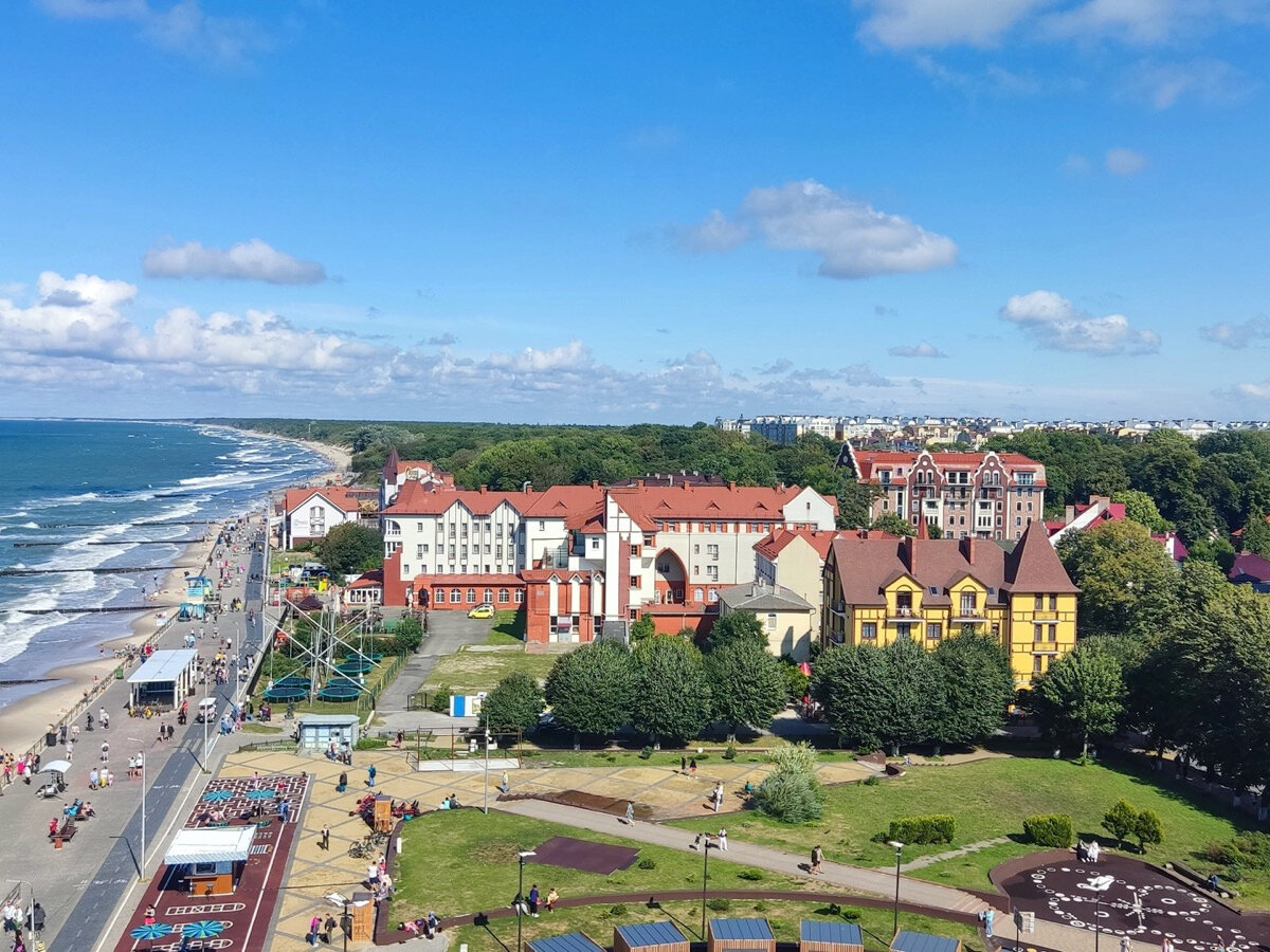 В городе есть большой пляж с мелким белым песком, променад вдоль пляжа с кафе, ресторанами и качелями, есть санаторий и собственный бювет с минеральной водой, много отелей и вариантов проживания в частном секторе. 
