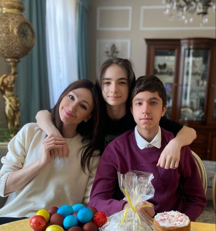   Согдиана со старшими сыновьями, соцсети