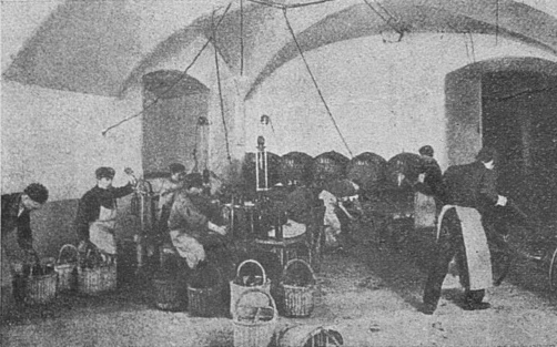 Национальная электронная библиотека📷По словам основателя винной школы Wine Masters Дмитрия Журкина, производство в подвалах Биржи не влияло на качество шампанского