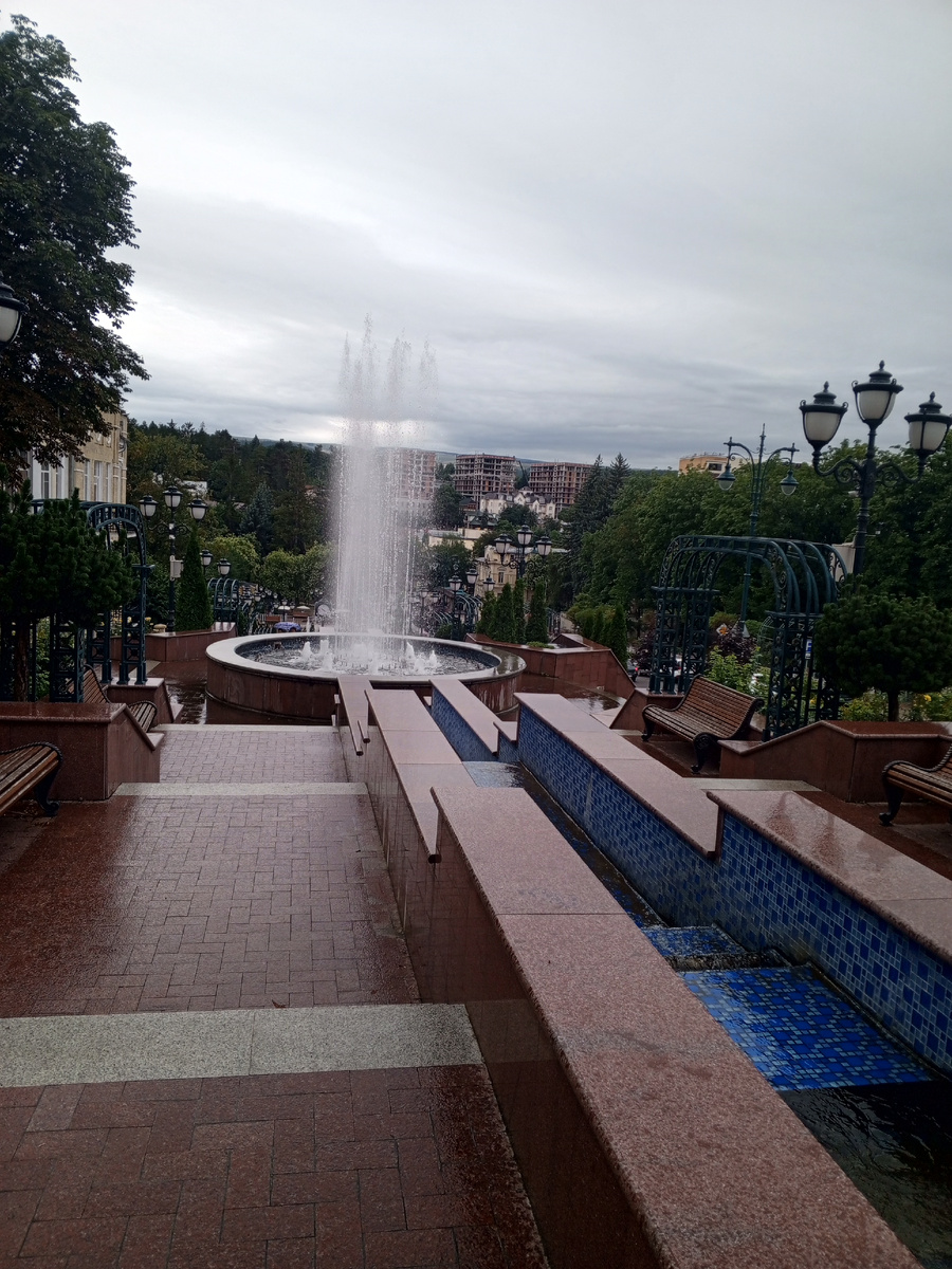 Каскад фонтанов на пр. Дзержинского. Красиво, не смотря на непогоду)