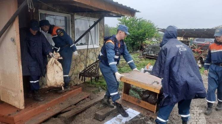    Тешеграм-канал МЧС России Из-за размыва насыпного участка дамбы Киолимовского водохранилища жителей 4 поселков эвакуировали. После обследования территорий специалистами ведомства население возвращается в свои дома