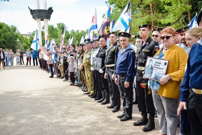    Тельняшки и Андреевские флаги. В Оренбурге отметили День Военно-морского флота Белов Михаил Александрович